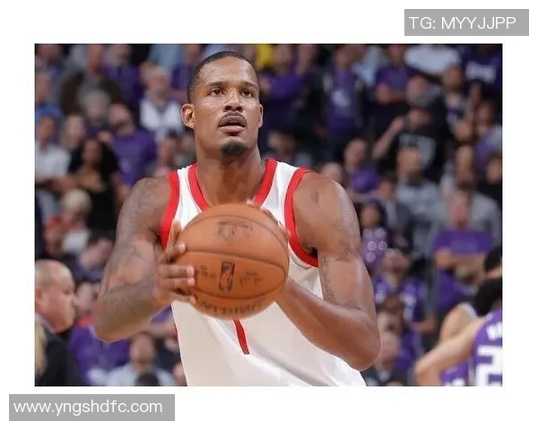 绿茵场上黄袖标核心球员率队鏖战展现领袖气质